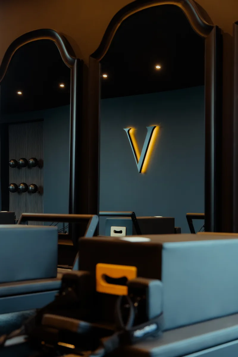 The Vit&aacute;lis V sign inside the studio